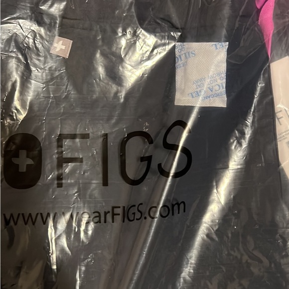 Navy Figs set
Catarina one pocket top
high waisted Zamora jogger pants - Picture 4 of 4